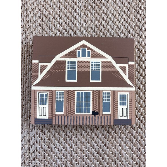 Geneva Indiana Limberlost Cabin 1991 Signed Cats Meow Wooden Shelf Sitter - Picture 1 of 5